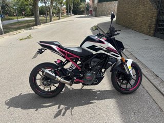 KTM Duke 125 2020 Negra y Rosa y blanca