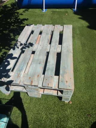 Mesa de palets de madera azul