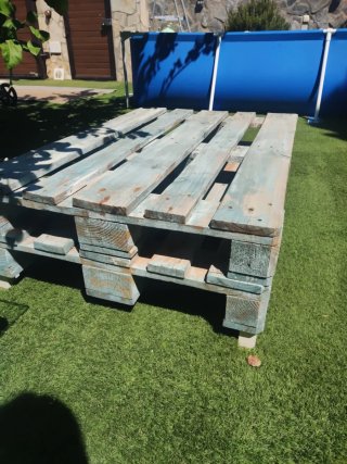 Mesa de palets de madera azul