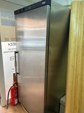 Congelador vertical para negocio 2 años de uso