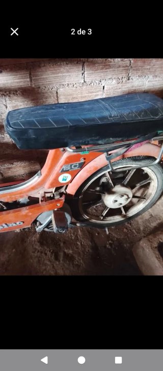 Moto Roja tipo ciclomotor