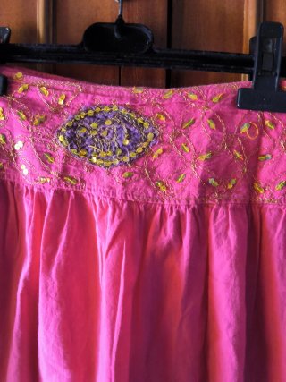 Falda rosa con lentejuelas en la cintura