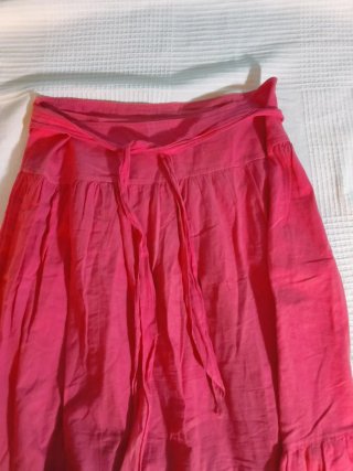 Falda rosa con lentejuelas en la cintura