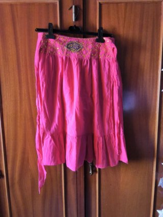 Falda rosa con lentejuelas en la cintura