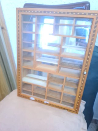 Scaffalatura in legno e vetro per ditali