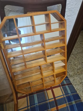 Scaffalatura in legno e vetro per ditali