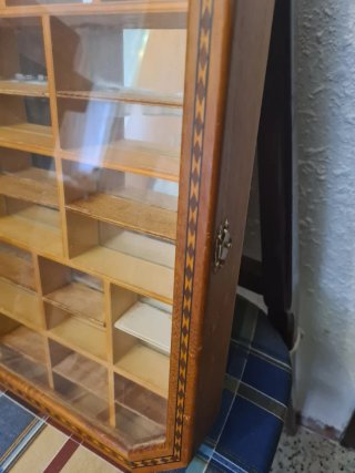 Scaffalatura in legno e vetro per ditali