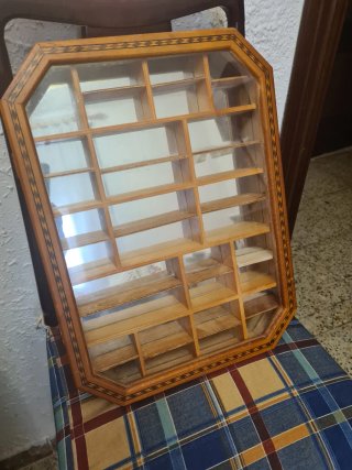 Scaffalatura in legno e vetro per ditali