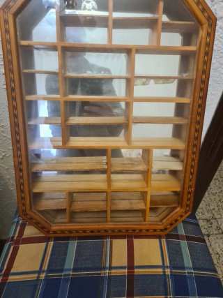 Scaffalatura in legno e vetro per ditali