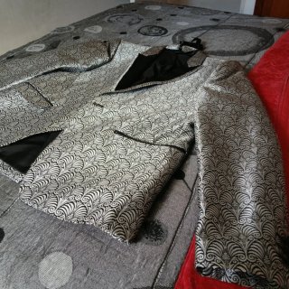 Trajes de chaqueta y pajarita plateado y rojo