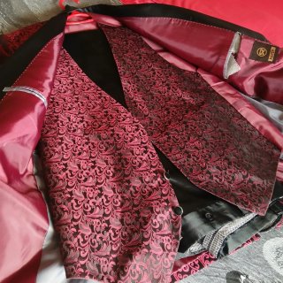 Trajes de chaqueta y pajarita plateado y rojo
