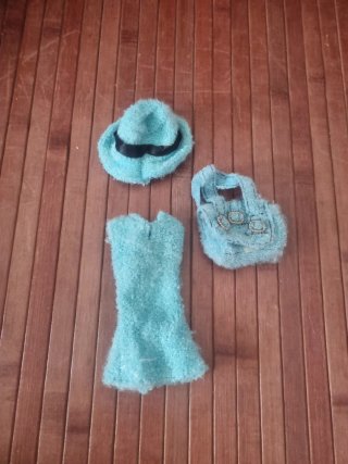 Barbie con vestiti e accessori