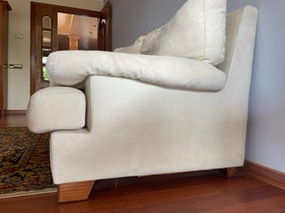 Dos Sofás de piel de ante beige