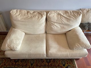 Dos Sofás de piel de ante beige
