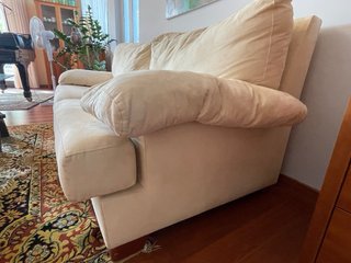 Dos Sofás de piel de ante beige