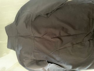 Chaqueta negra con cremallera