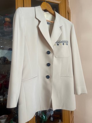Americana beige con bordado