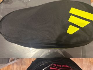 Paletero Adidas Negro con Logo Amarillo