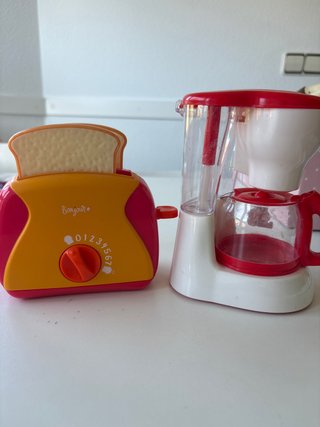Tostadora y cafetera de juguete