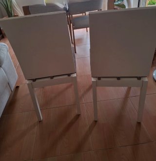 Juego de 6 sillas de comedor blancas.
