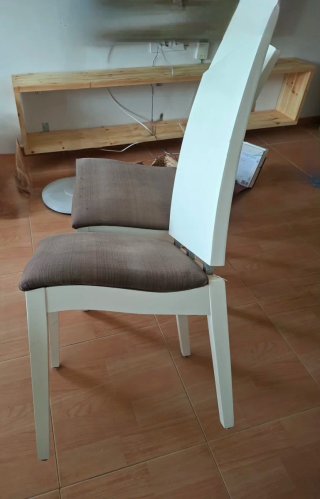 Juego de 6 sillas de comedor blancas.