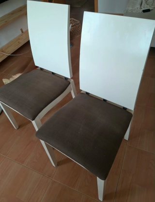 Juego de 6 sillas de comedor blancas.