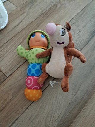 Gusiluz y peluche de ardilla
