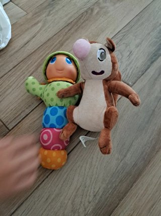 Gusiluz y peluche de ardilla