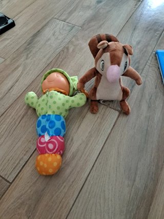 Gusiluz y peluche de ardilla