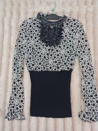 Blusa fiesta estampada cuello encaje