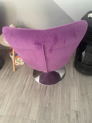 Sillón giratorio morado de terciopelo