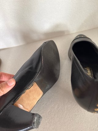 Zapatos de tacón negros con tachuelas