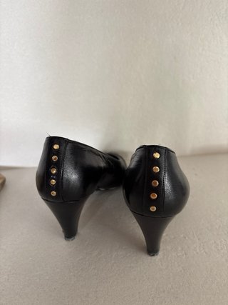 Zapatos de tacón negros con tachuelas
