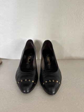 Zapatos de tacón negros con tachuelas