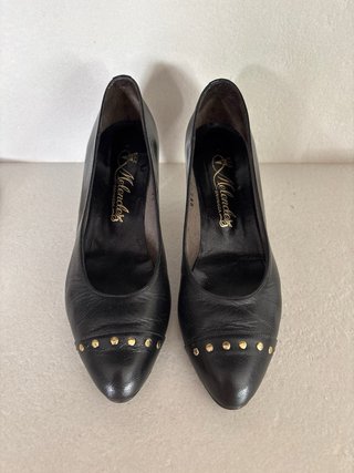 Zapatos de tacón negros con tachuelas