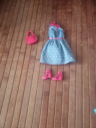 Barbie con vestiti e accessori
