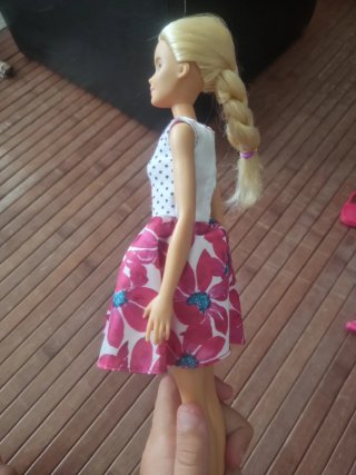 Barbie con vestiti e accessori
