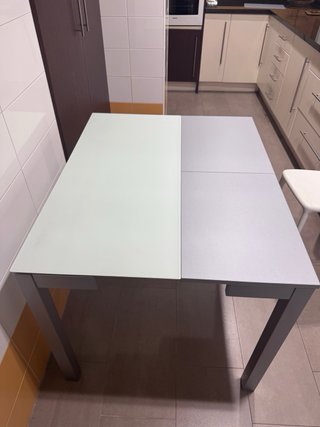 Mesa extensible cristal y metal