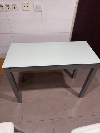 Mesa extensible cristal y metal