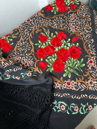 Mantón de Manila bordado negro y rojo