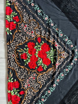 Mantón de Manila bordado negro y rojo