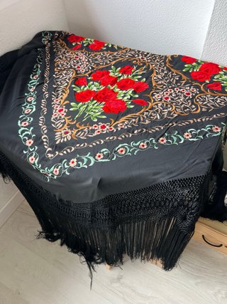 Mantón de Manila bordado negro y rojo