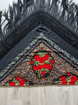 Mantón de Manila bordado negro y rojo