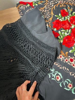 Mantón de Manila bordado negro y rojo