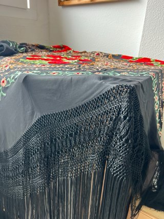 Mantón de Manila bordado negro y rojo