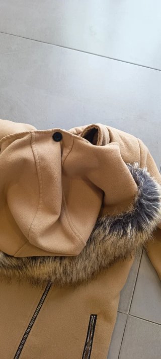 Abrigo mujer con capucha y pelo