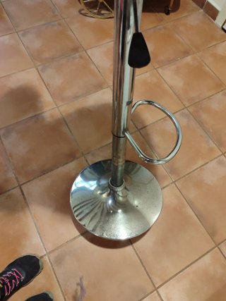 Taburete alto  de piel marrón. Mobiliario de hotel