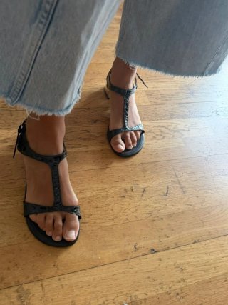 Sandalias piel negras Talla 41 monas y elegantes