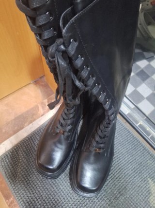 Botas altas negras con cordones