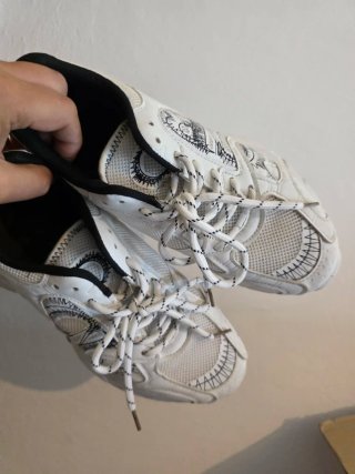 Scarpe sportive bianche e nere taglia 39